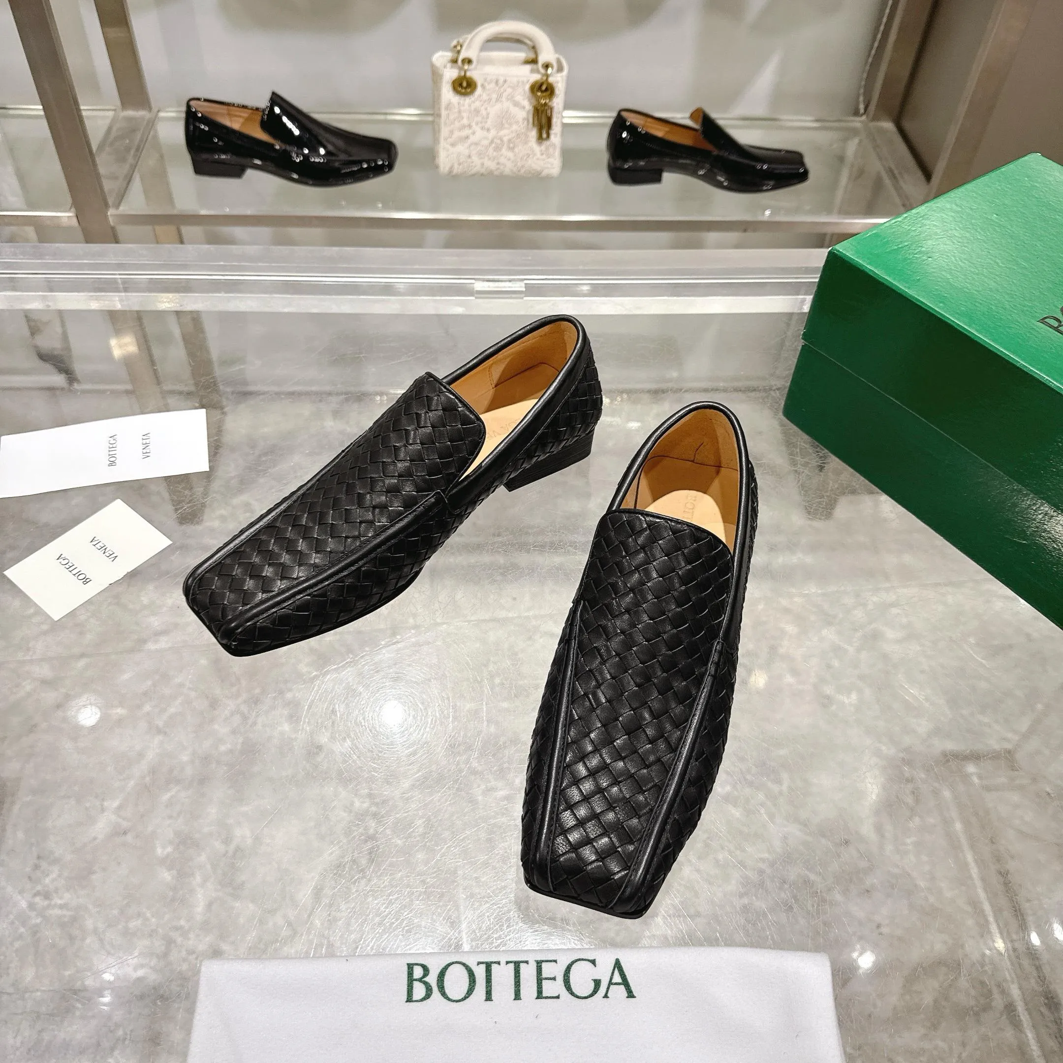 [BV] Top P: 860💰 Couple model, Size: Women 35-39, Men 39--44 (Female 40.41. Men 38. 45, non-refundable) Bottega Veneta 2025 Autumn Counter Synchronous Couple Model Bottega Veneta square-toe low-heeled shoes woven from mixed-breed sheep! Patent leather matching! Low-key luxury and solid color! Leather outsole! [Rose][Rose]! Purely hand-woven and operated, the original board is reproduced one-to-one! quality assurance!